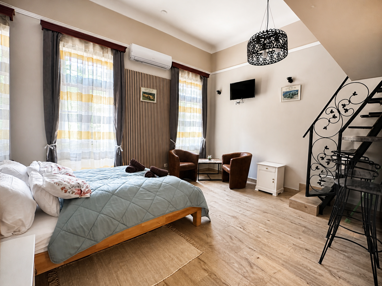 Világos galériás apartman franciaággyal és lépcsővel